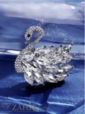 Уникално красив лебед кристална  брошка с изящни фасетирани бели кристали, размери 4 на 3,5 см, сребриста основа - B1252